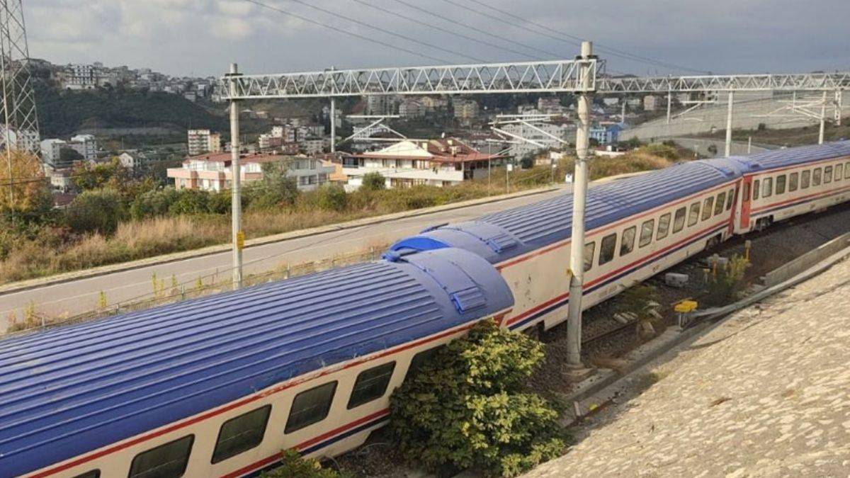 Kocaeli'de yolcu treni raydan çıktı!