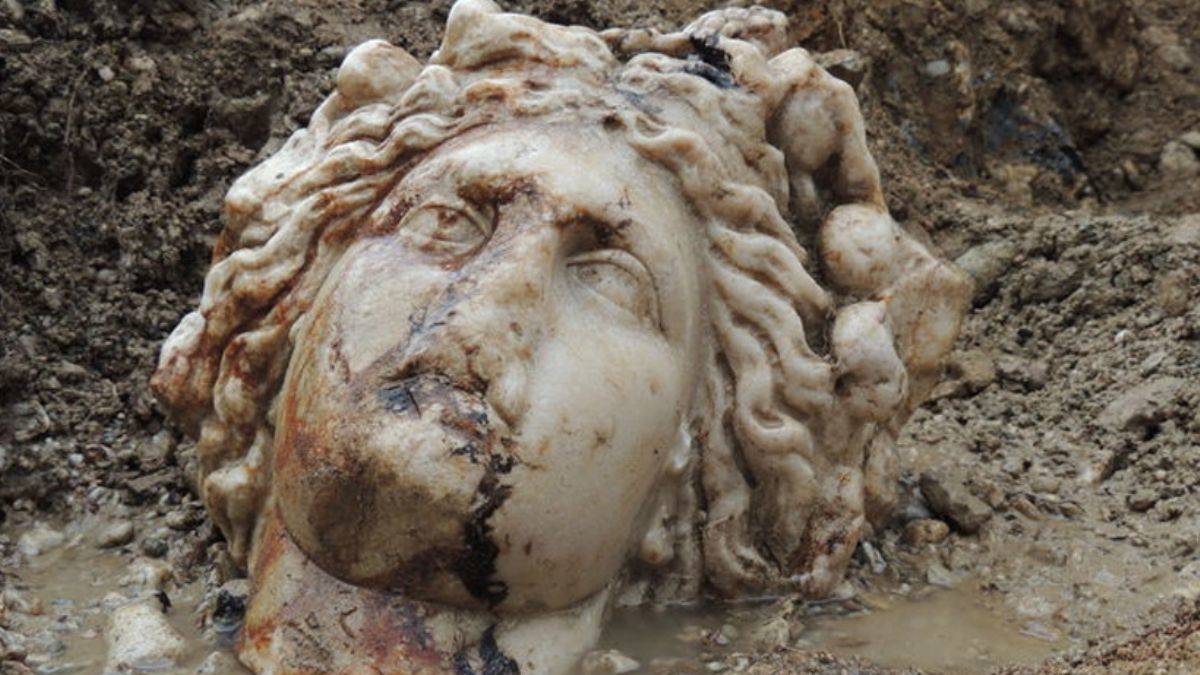 Aizanoi Antik Kenti'nde Roma dönemine ait tanrıça heykelleri bulundu