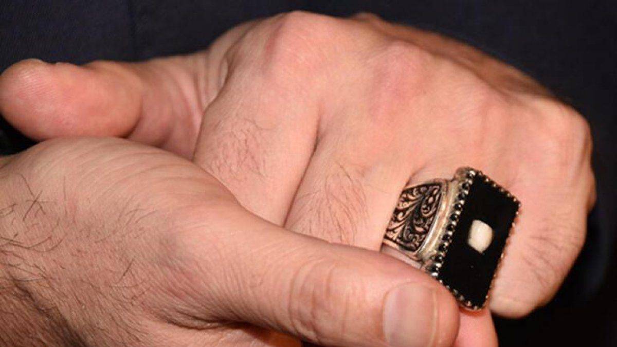 Oğlunun süt dişini yüzüğünde taşıyor