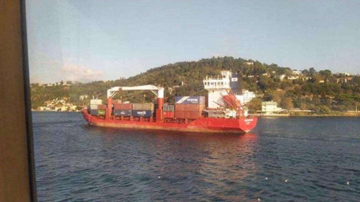 İstanbul Boğazı'nda faciadan dönüldü: Kıyıya metreler kala durdu