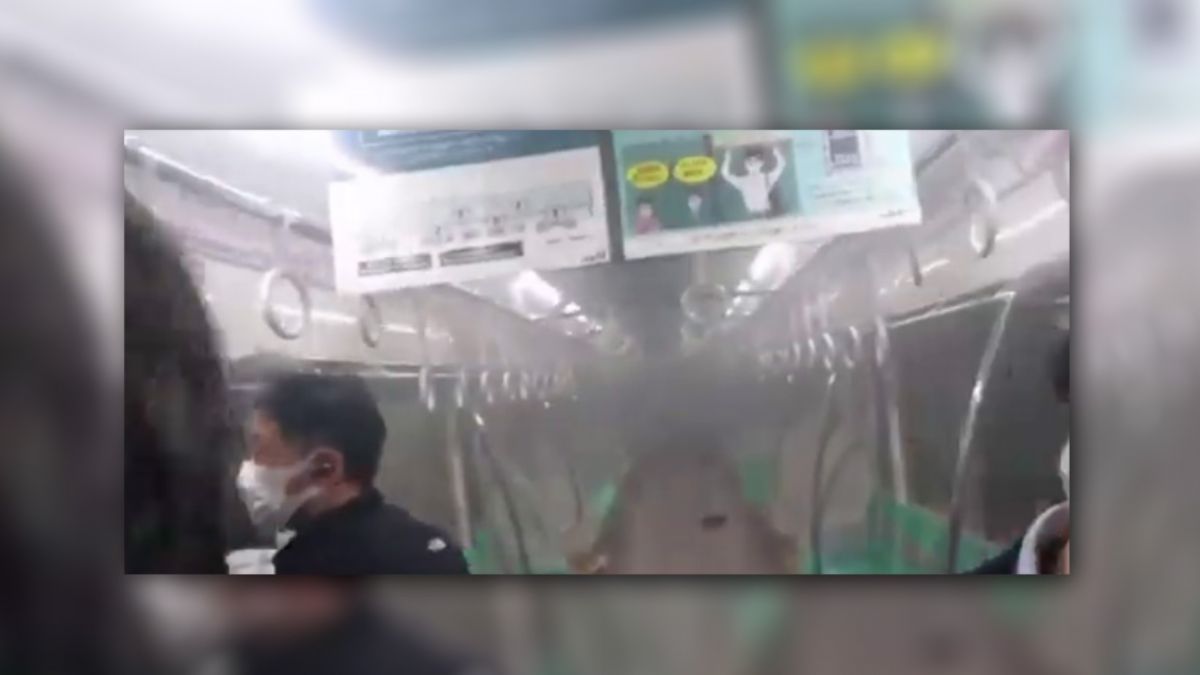 Tokyo'da dehşet anları! Treni ateşe verip, bıçakla yolculara saldırdı