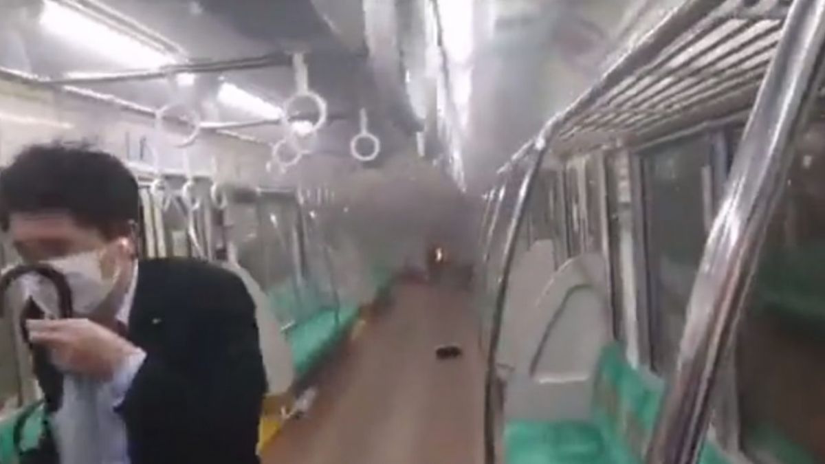 Tokyo'da trende yolculara bıçakla saldıran adam vagonu ateşe verdi