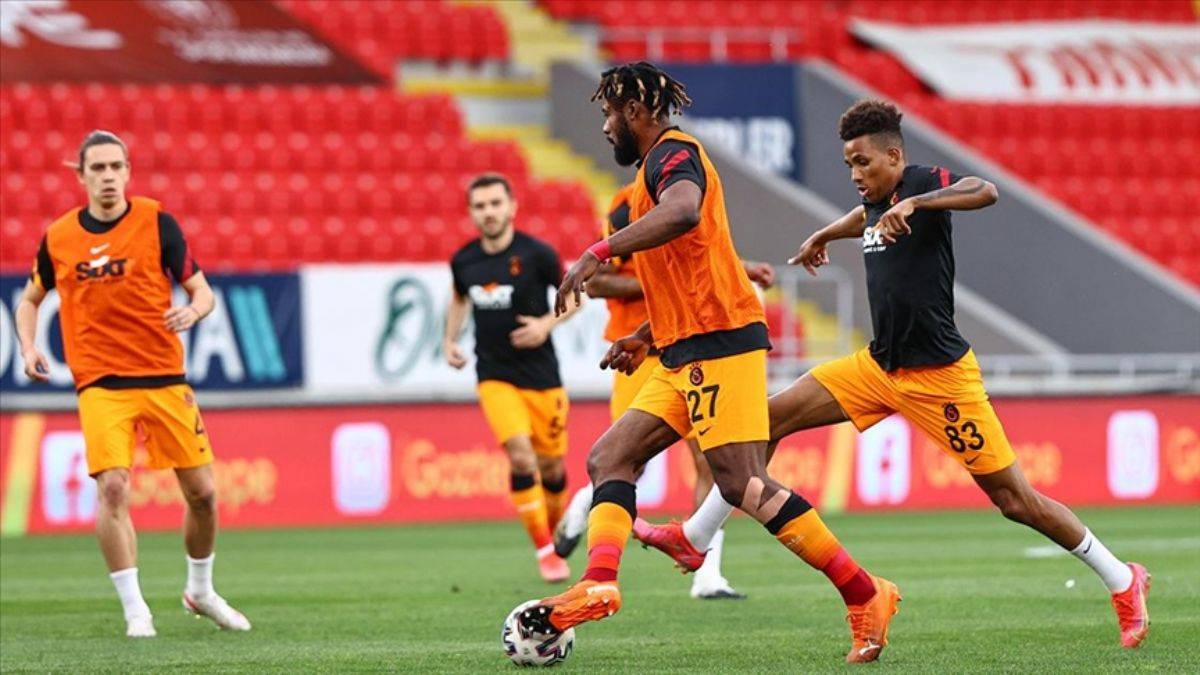 Galatasaray'da 3 futbolcunun sözleşmeleri uzatıldı