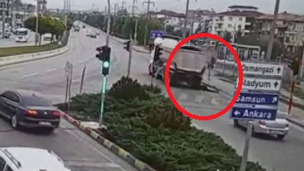 Düşerken başını kamyon kasasına çarpıp öldü