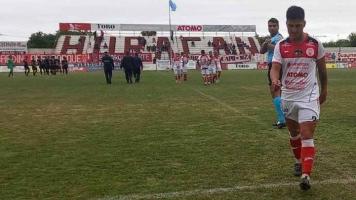 Tribünlerde çatışma çıktı, saha kenarındaki teknik direktör vuruldu