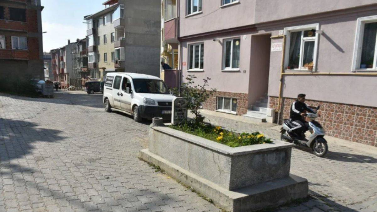 Yol ortasında 'sır mezar'