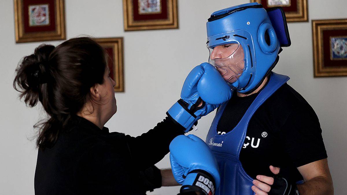 Ekmeğini dayak yiyerek kazanıyor