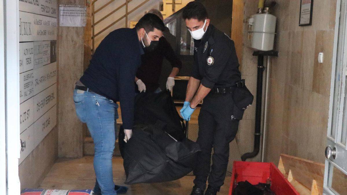Kötü koku ihbarına gelen polis, ceset buldu