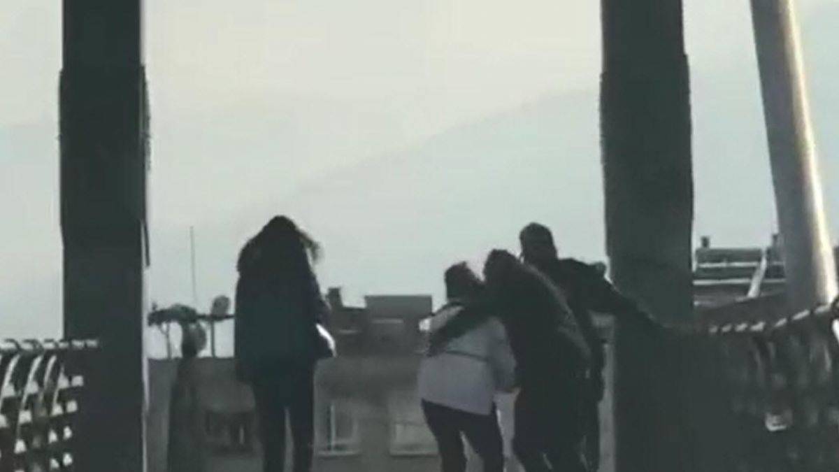 İntihara kalkışan kadını muhabir kurtardı!