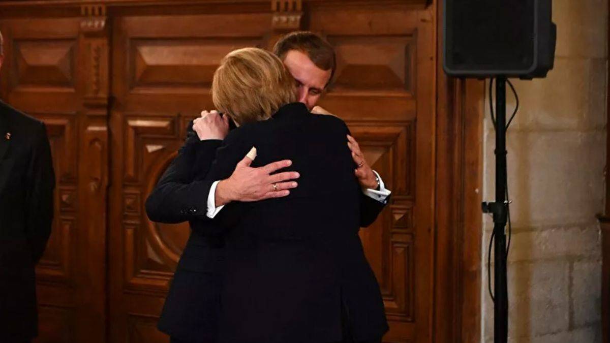 Macron'dan Merkel'e onur nişanı