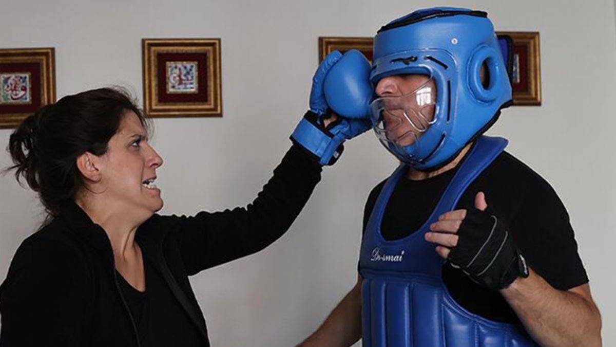 Stres koçu geçimini dayak yiyerek kazanıyor