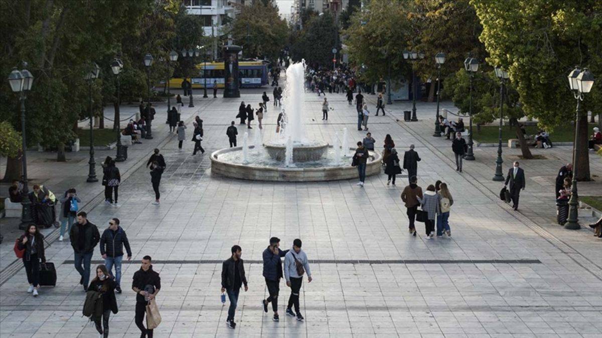 Yunanistan’da günlük Kovid-19 vaka sayısı en yüksek seviyeye çıktı