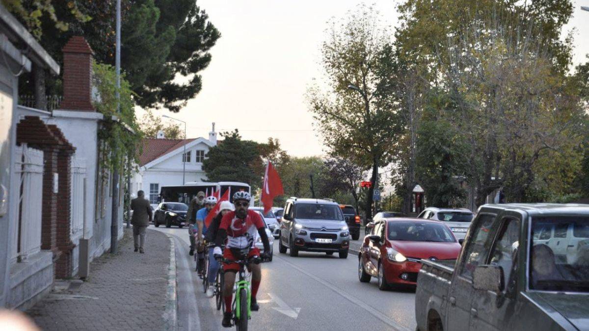 ATA’YI ANMAK İÇİN YÜRÜYEN KÖŞK’E DOĞRU PEDALLADILAR