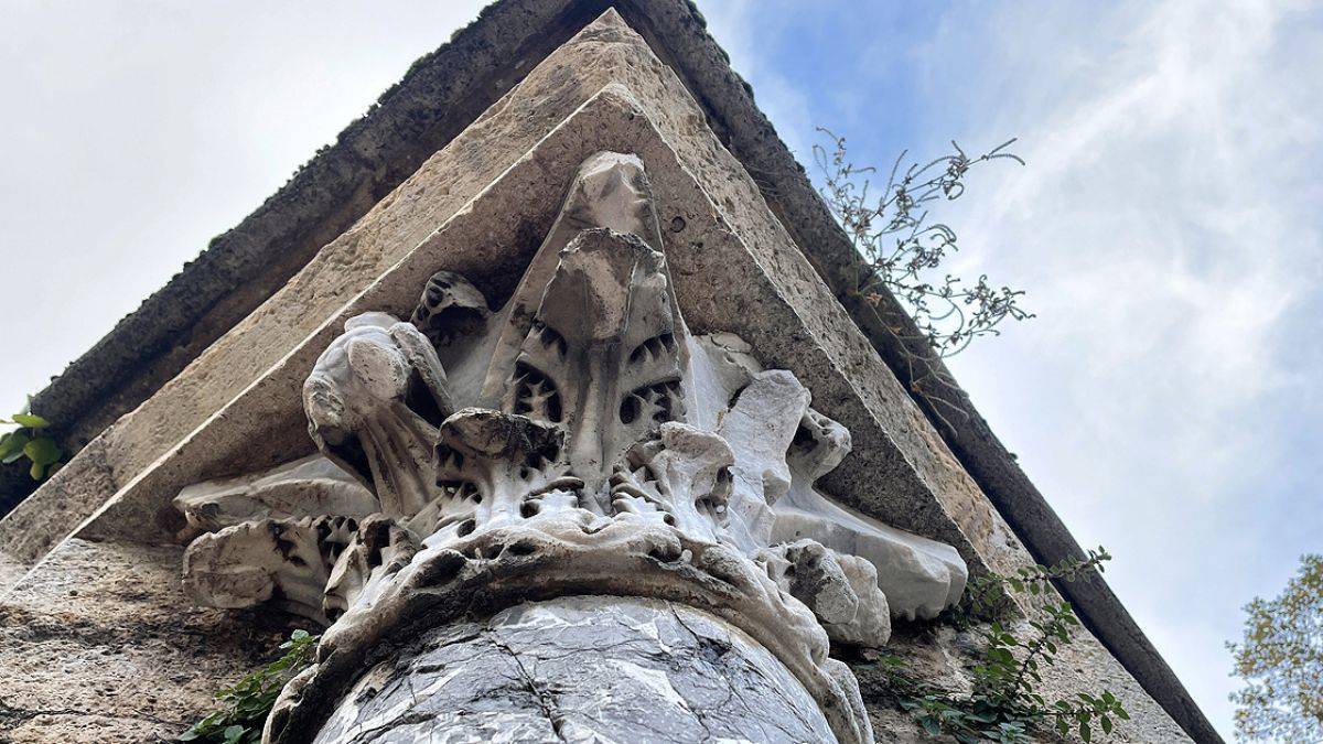 Selimiye Camii avlusunun köşesinde 1800 yıllık tapınak sütunu