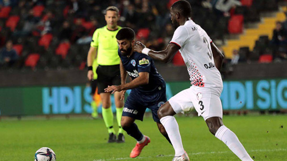 Hakem maçı erken bitirdi, oyuncuları soyunma odasından geri çağırdı