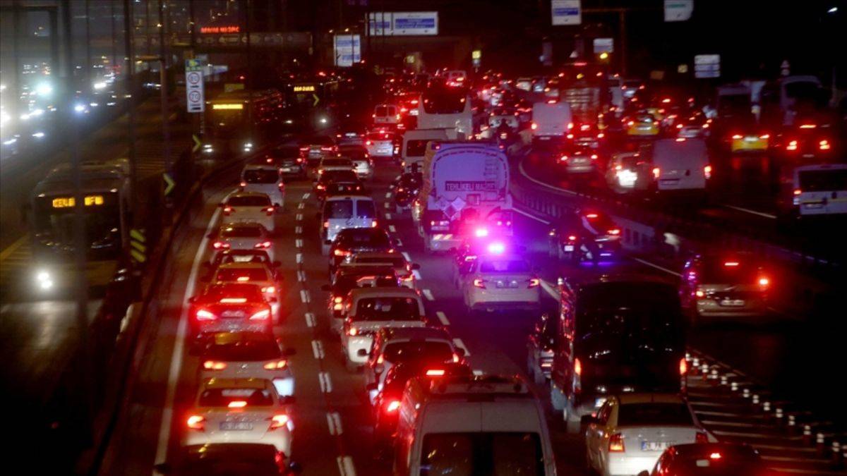 İstanbul'un bazı yollarında trafik yoğunluğu yaşandı