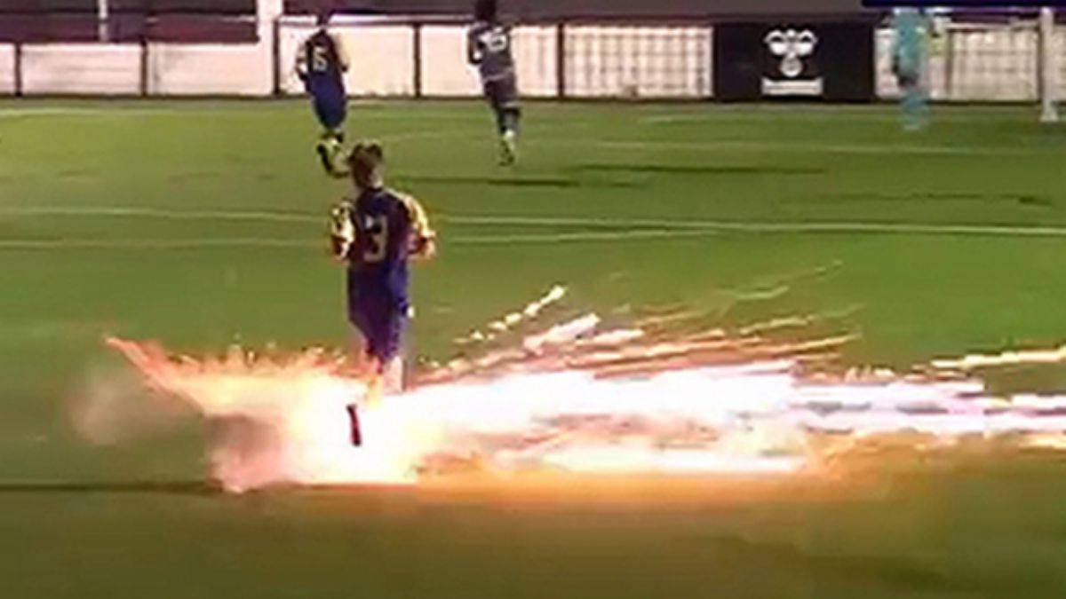 Maç sırasında havai fişek isabet etti!