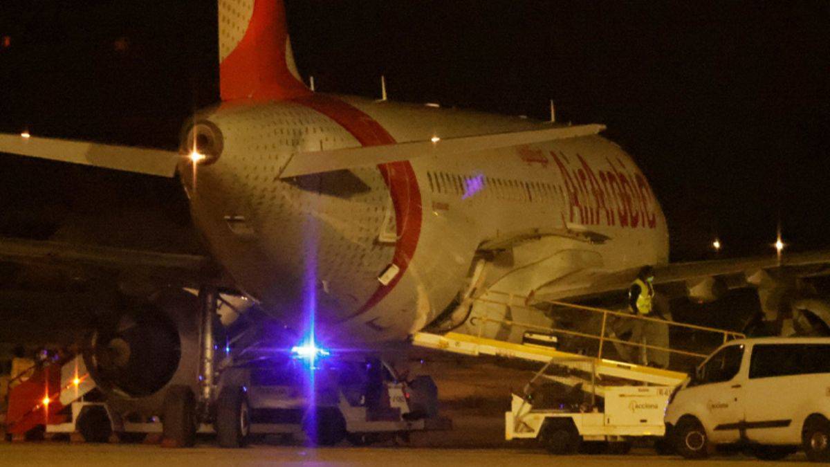 İspanya'ya yasa dışı giriş için hasta rolü yapan yolcu, uçağa acil iniş yaptırdı
