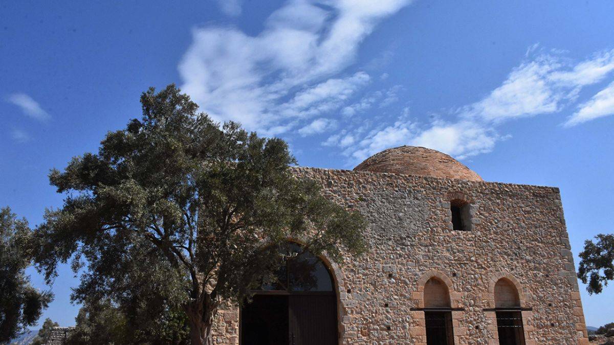 600 yıllık Yelli Cami ibadete hazır
