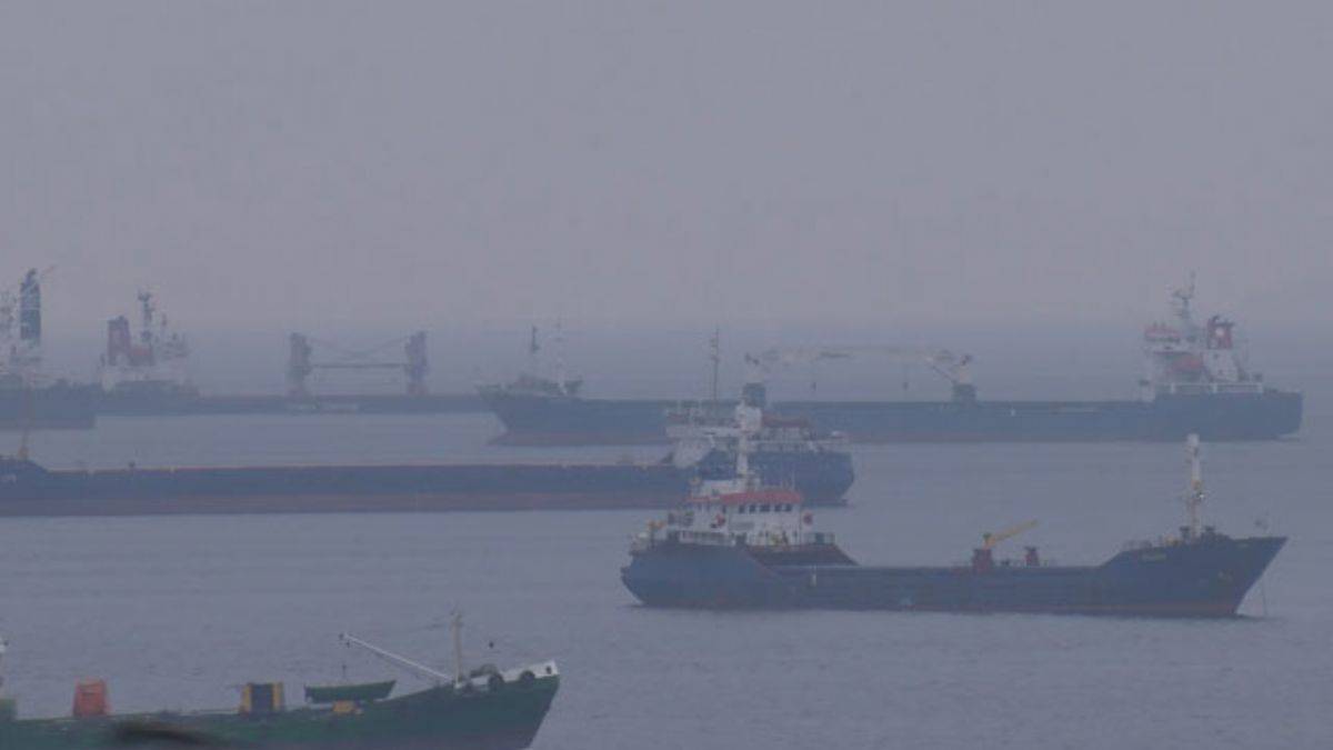 Boğaz girişinde milyonlarca dolar maliyetli sis bekleyişi