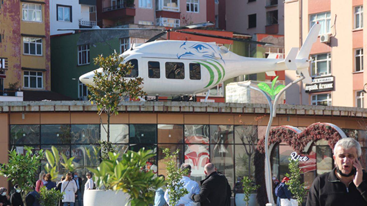 Rize'de bina üzerindeki maket helikopter ilgi görüyor