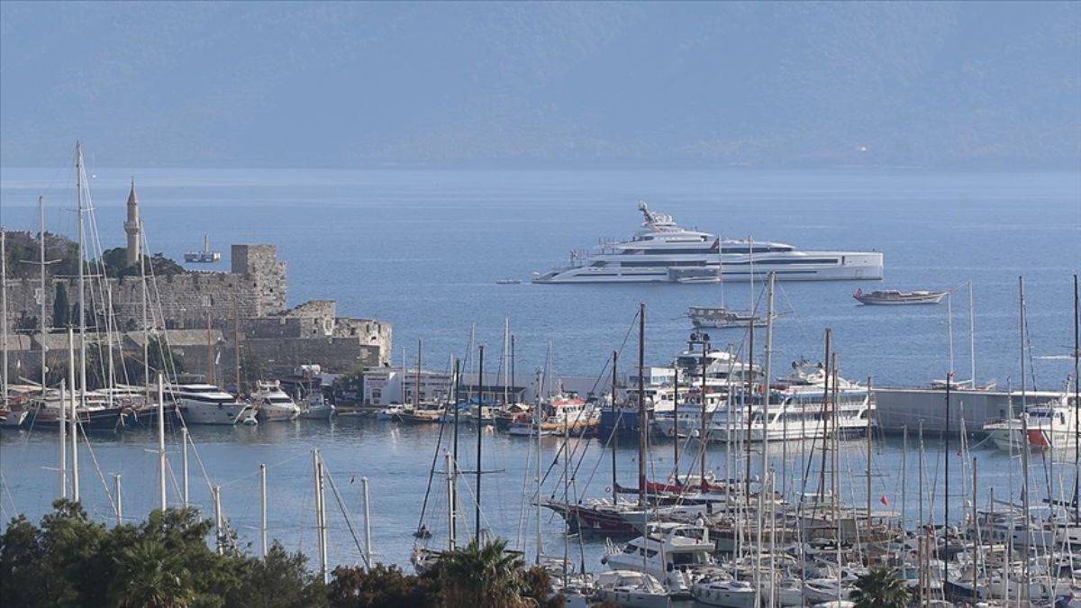 Bill Gates'in mega yatı Bodrum’a demir attı