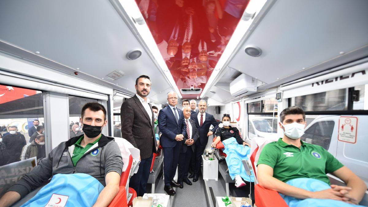 Büyükşehir'den Kızılay'a anlamlı bağış