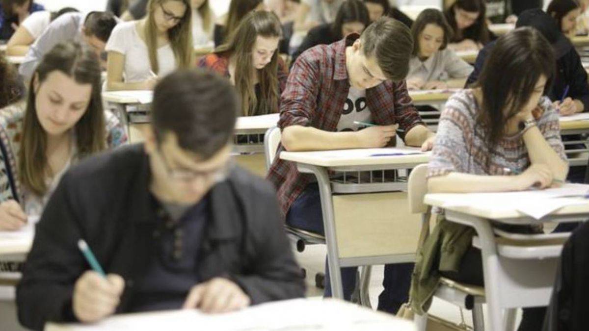 AÖL mezuniyeti için kaç dönem gerekiyor? 18 yaşından büyük AÖL öğrencileri 2 yılda mezun olacak mı?