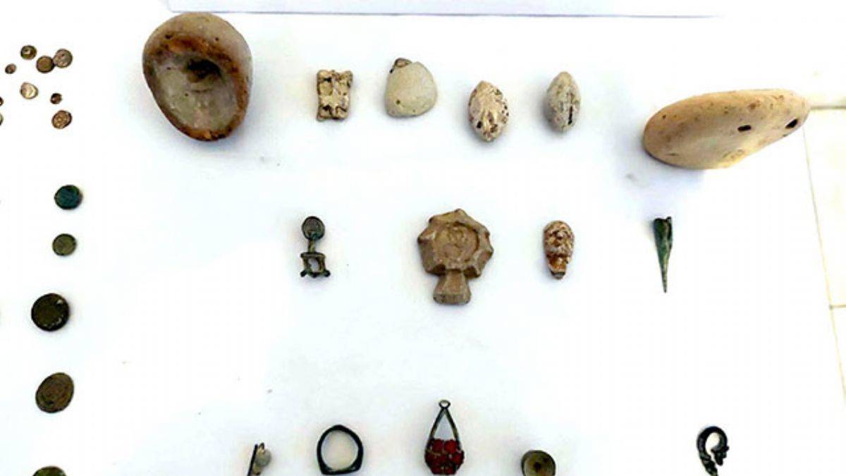 Araç paspasının altından 127 adet tarihi eser çıktı