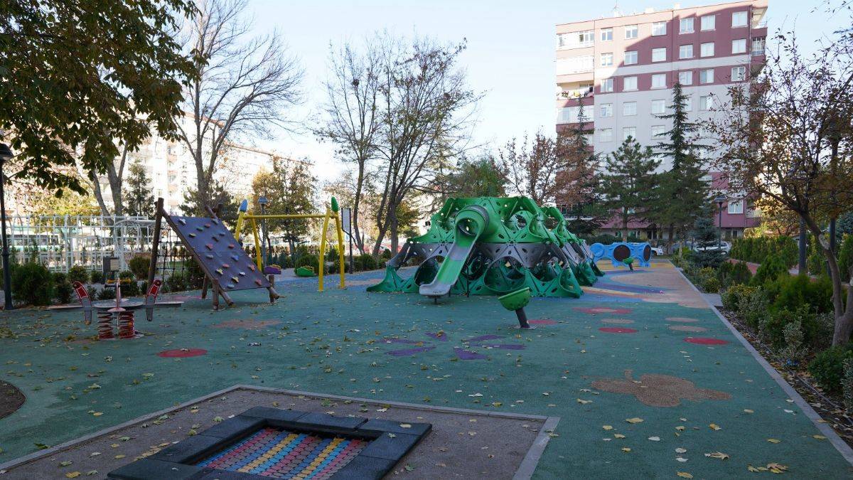 Melikgazi'nin parkları tatilde çocukları bekliyor