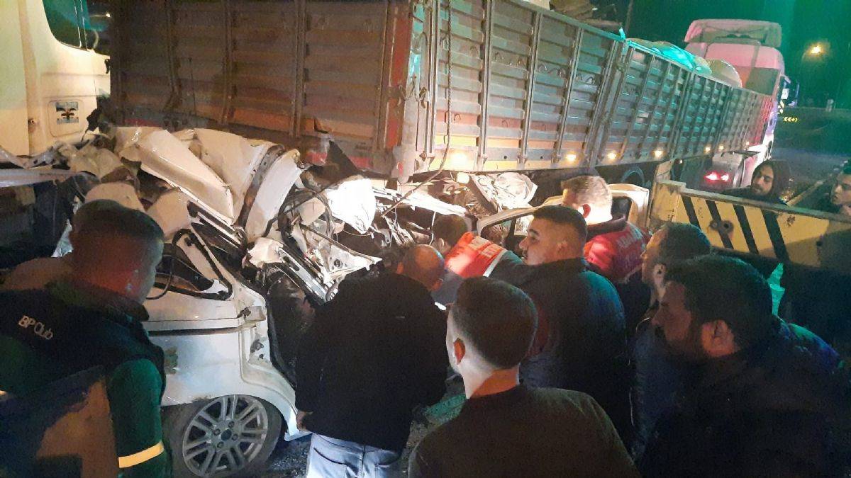 TIR, kırmızı ışıkta bekleyen 3 aracı biçti: 1 ölü, 4 yaralı