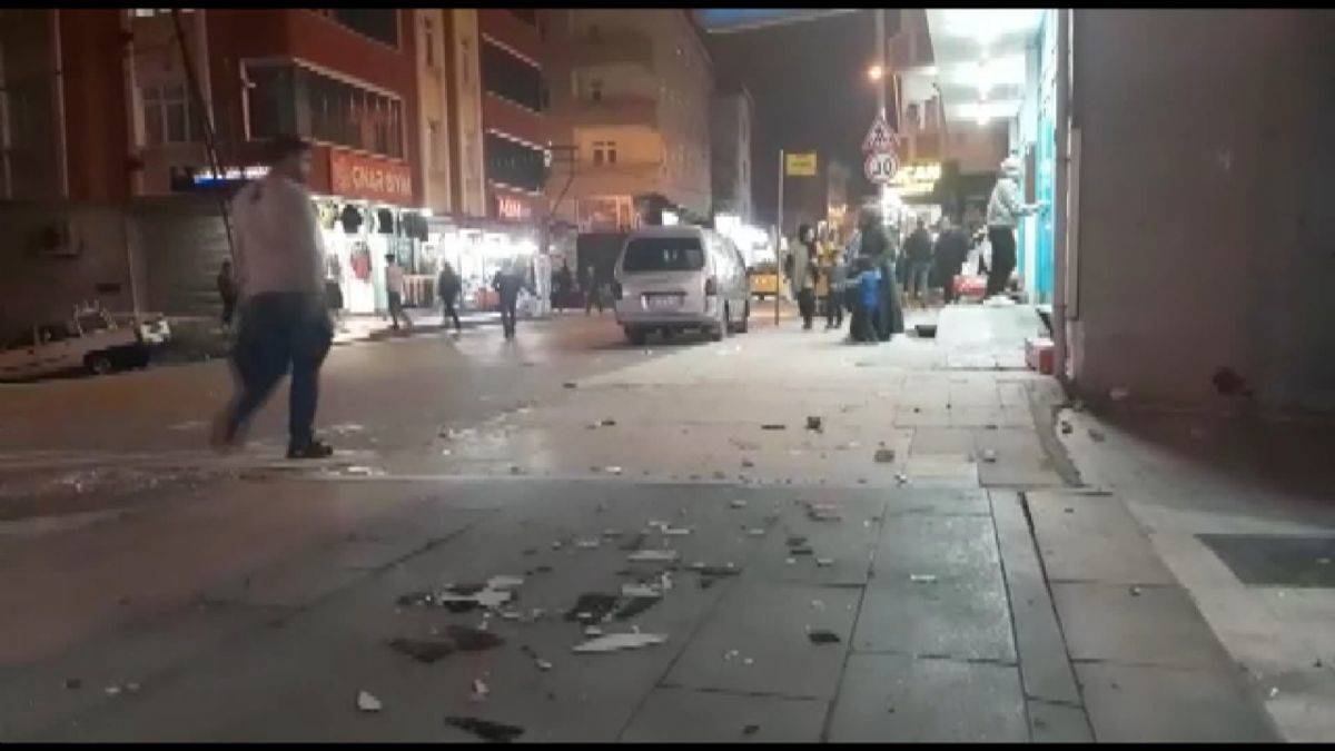 Esenyurt'ta silahlı, satırlı, taşlı, sopalı kavga kamerada