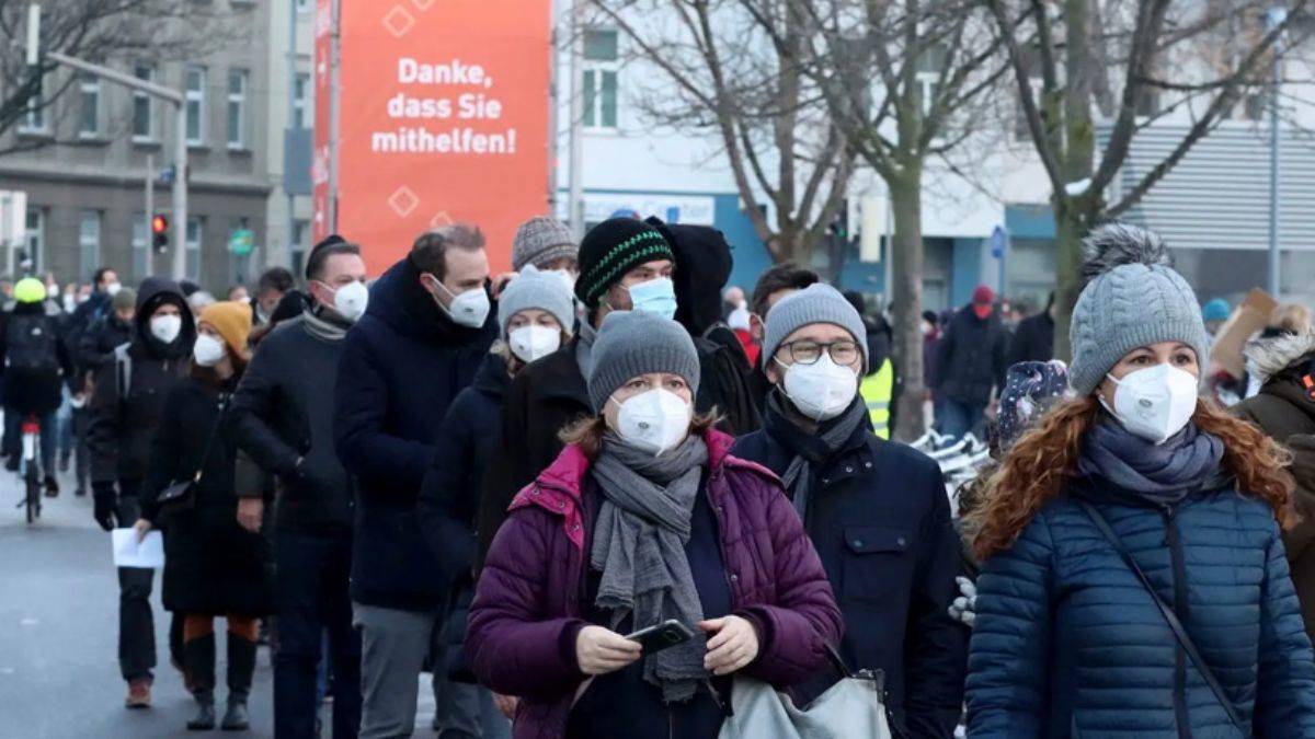 Ülkede yükselen vakaların sonucu: Aşısızlara sokağa çıkma yasağı getirildi