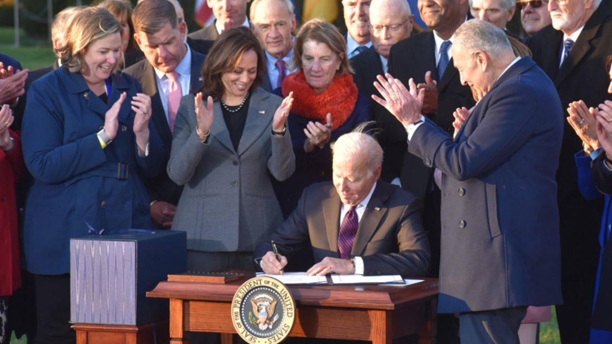 Biden'dan 1 trilyon dolarlık imza! ''Amerika yeniden harekete geçti''