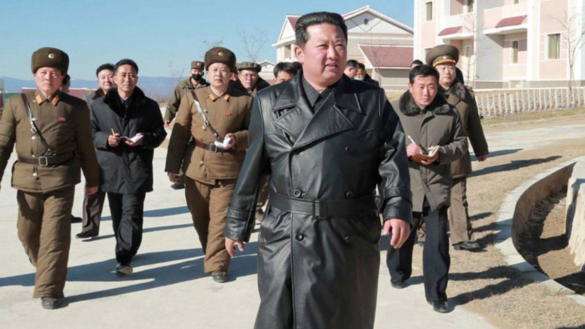 Kim Jong-un siyah uzun deri pardösüsüyle dikkat çekti