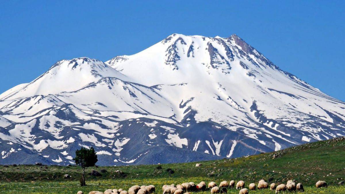 AFAD’dan korkutan uyarı: Depremler sonrası yanardağ volkanı harekete geçti