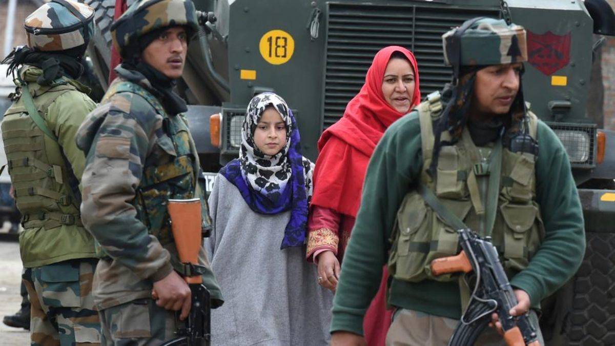 Hint ordusu Keşmir'de sivilleri canlı kalkan olarak kullanıyor