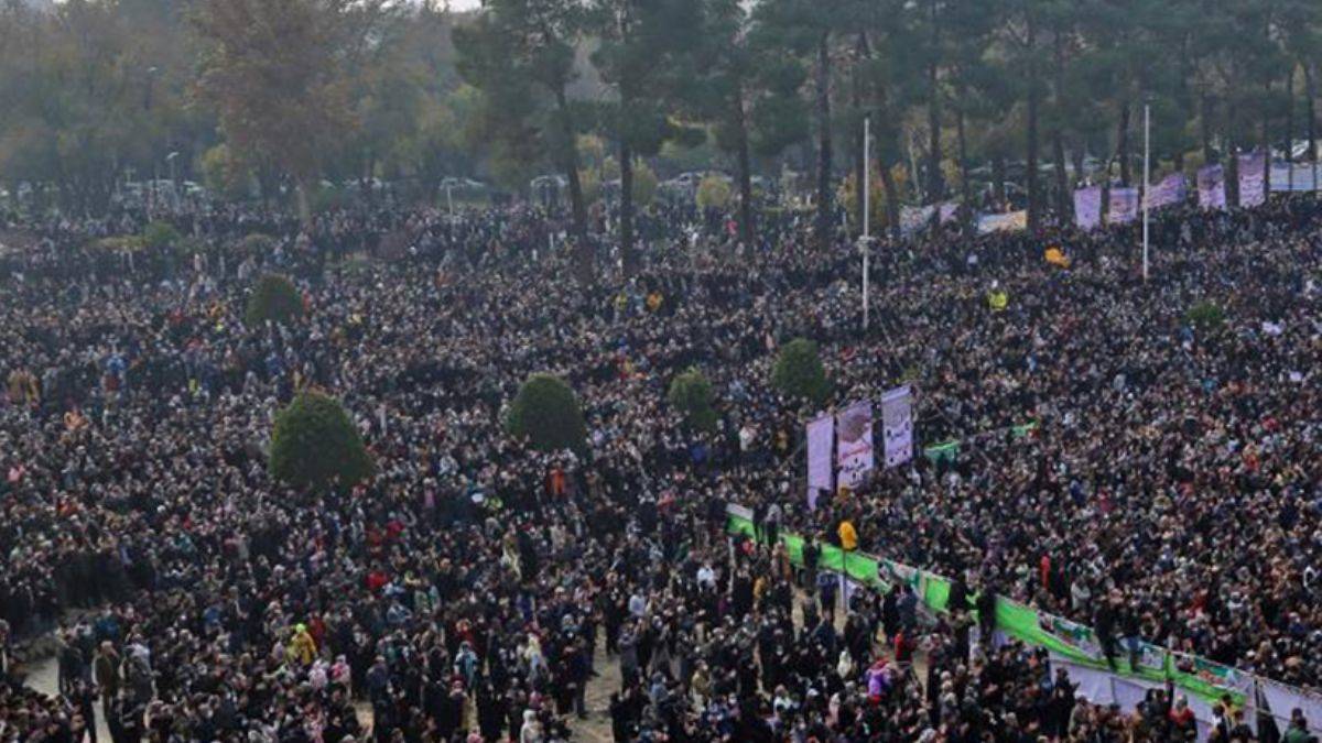 İsfahan'da nehir kurudu, binlerce İranlı protesto için sokağa döküldü