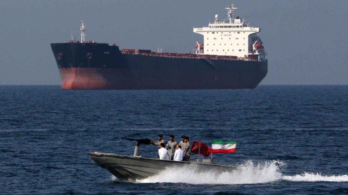 İran, Basra Körfezi'nde bir gemiye el koydu