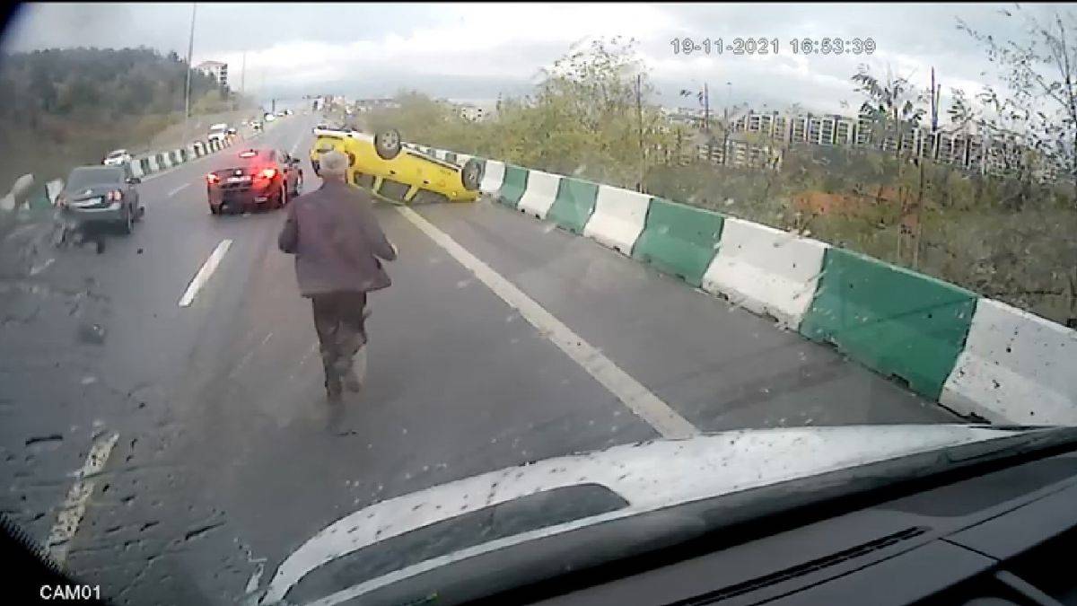 Makas atarken taksiye çarpıp takla attırdı: 3 yaralı