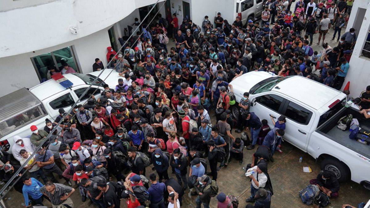 Meksika'dan ABD'ye giden tırlardan 600 göçmen çıktı