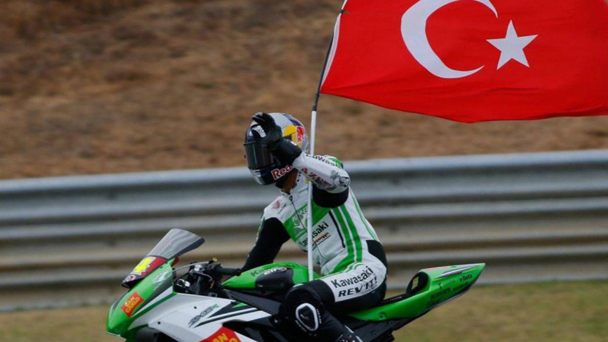 Milli motosikletçi Toprak Razgatlıoğlu, Dünya Superbike şampiyonu oldu