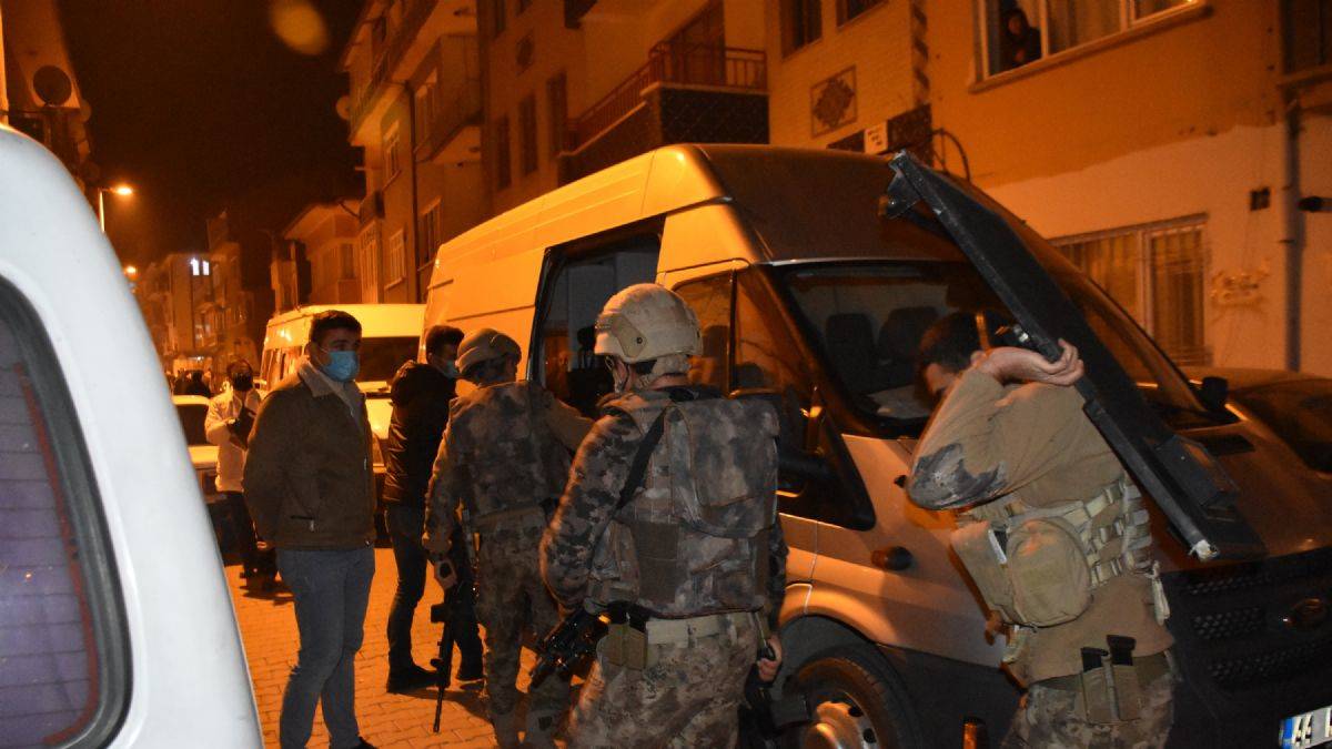 Eşi kapıyı açmadığı için tüfekle ateş eden koca tutuklandı