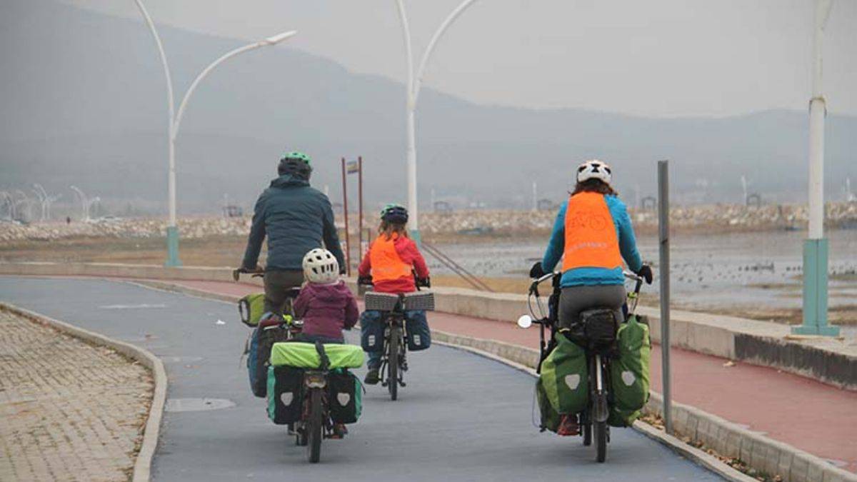 Ποδηλατικό ζευγάρι Γάλλων σε ευρωπαϊκό και ασιατικό γύρο με τα 3 παιδιά τους