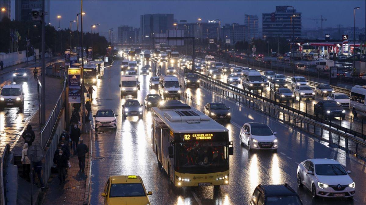 İstanbul'da trafik kilit! Yoğunluk yüzde 87