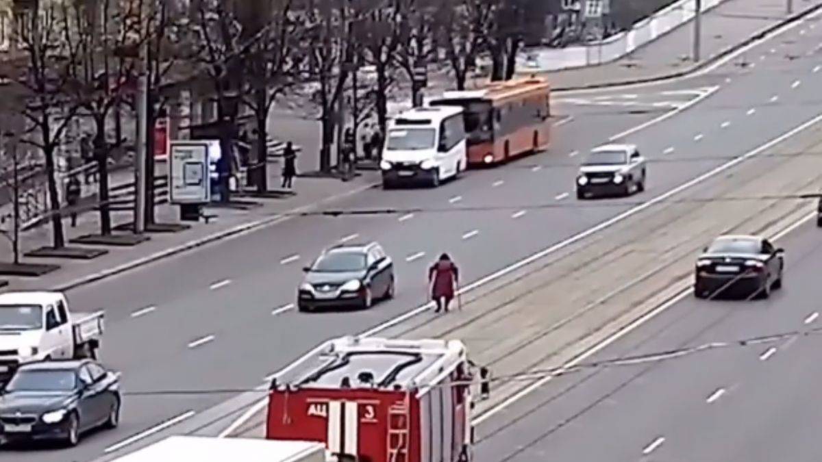 İtfaiye aracı yaşlı kadın için ters yola girdi