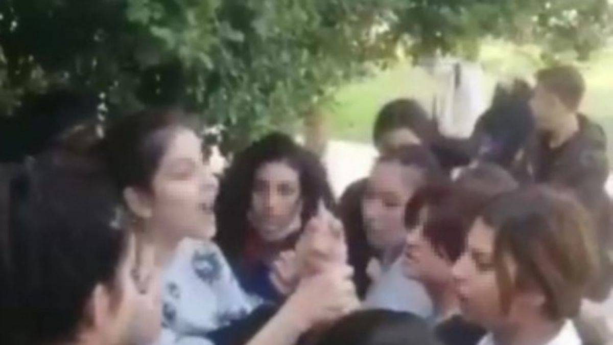 Antalya'da liseli kızların bıçaklı kavgası kamerada