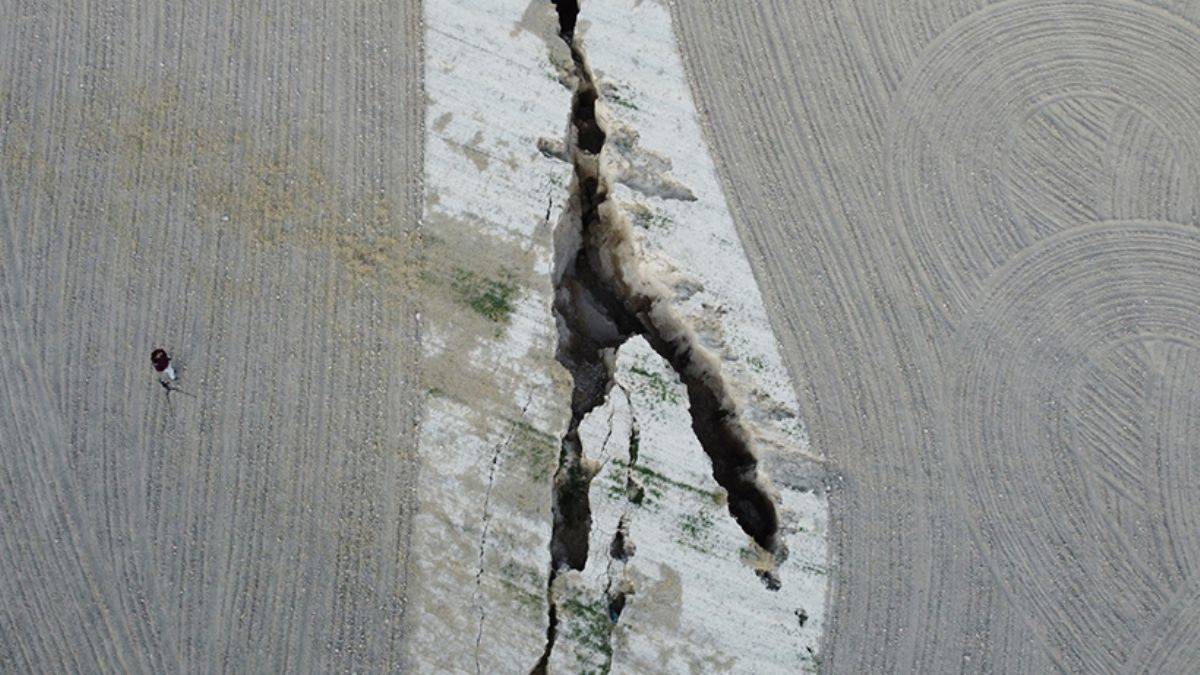 Aksaray'da korkutan gelişme! Yer altı suyu çekildi, yüzey yarıkları oluştu