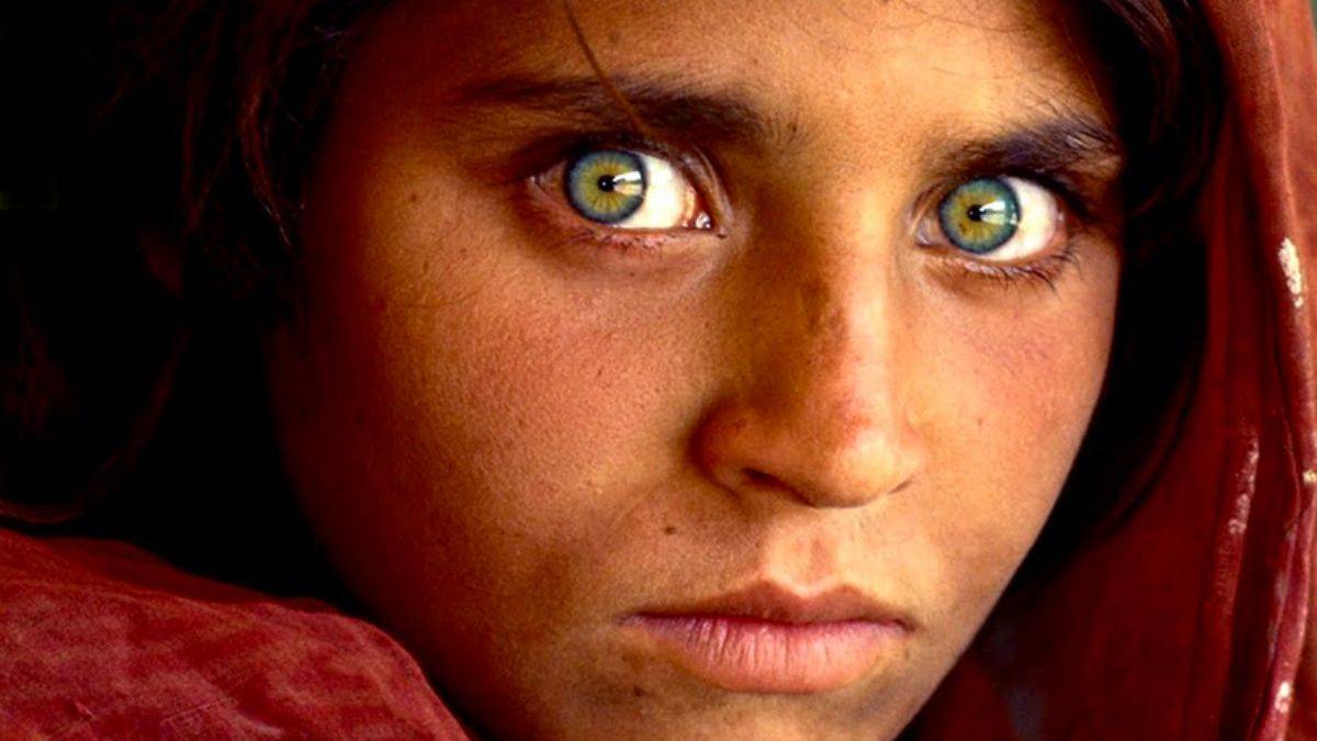 'Yeşil gözlü Afgan kızı' Şarbat Gula, Afganistan'dan tahliye edildi