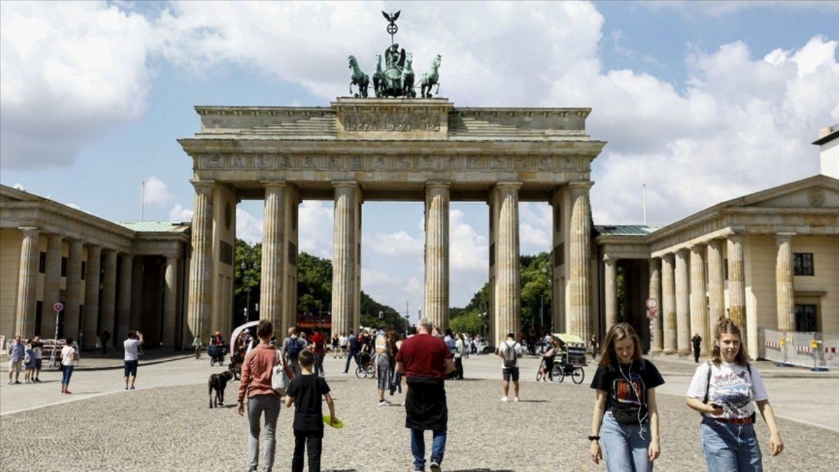 Almanya'da 2 kişide Kovid-19'un Omicron varyantı görüldü